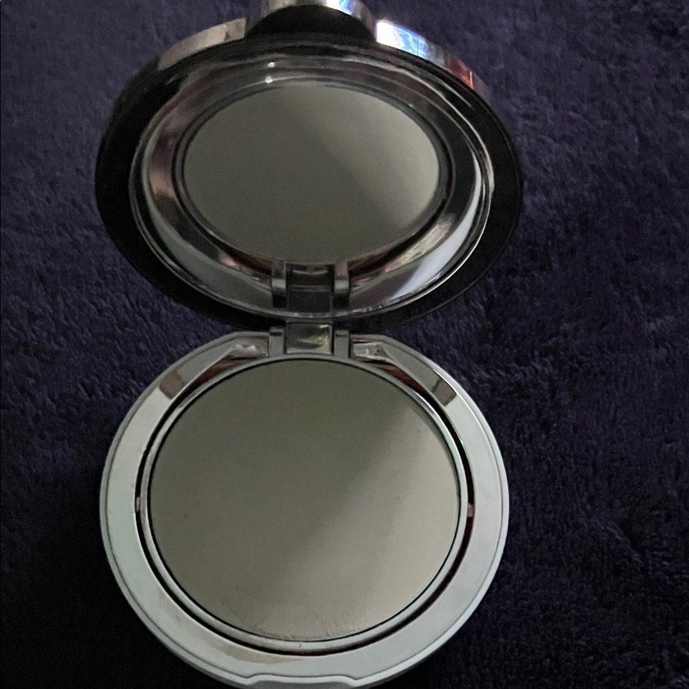 Toty Foundation in a Ilumina Compact Case color is light
